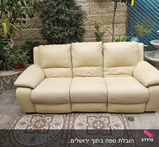 ספה בצבע בז
